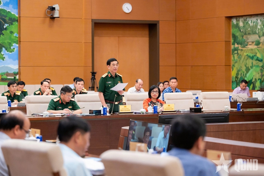Đại tướng Phan Văn Giang trình bày tờ trình dự án Luật sửa đổi, bổ sung một số điều của 9 luật về quân sự, quốc phòng